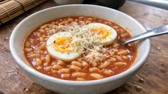 トマトを先に煮詰めるのがコツ。卵とチーズで仕上げるサントリーニ風マネストラ