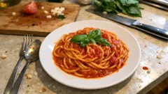 焼いたトマトでぐっと深い味に。シンプルなのに満足できるポモドーロパスタ