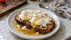 前日のパンがおいしく変わる。とろり卵とチーズで楽しむ、ギリシャ・マニ風の朝食