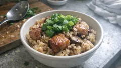 長ねぎの青い部分で作る、豚バラの炊き込みご飯。めんつゆでやさしく味が決まる