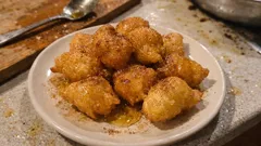 発酵いらずで気軽に作れる、ギリシャの素朴なおやつ「クタリデス・マニス」