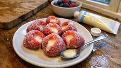 いちごに練乳を詰めて凍らせるだけ。ひんやり楽しむ簡単いちごアイス