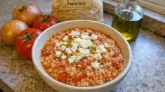 ギリシャの発酵穀物「トラハナス」を香ばしく炒め煮に—トマト×白チーズの満足メゼ