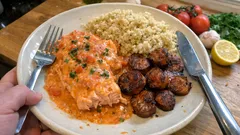 サーモンがぐっと華やぐ、まろやかトマトクリームソースの簡単レシピ