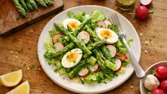 春に食べたい、アスパラガスと卵のサラダ。やさしいコクの簡単ソースで