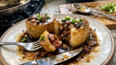 レンジ下ごしらえでやわらかい、ベーコンはさみ大根ステーキの甘辛しょうゆ味