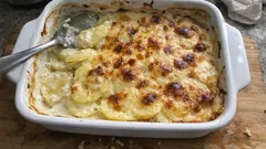 じゃがいもたっぷり、ベシャメルで作る定番ポテトグラタン