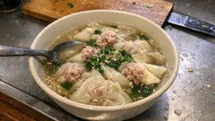 餃子の皮であっという間に完成。つるっと食べやすい、お手軽ワンタン風スープ