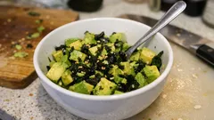 火を使わず5分、アボカドがお茶づけ海苔で箸がすすむ和風副菜に